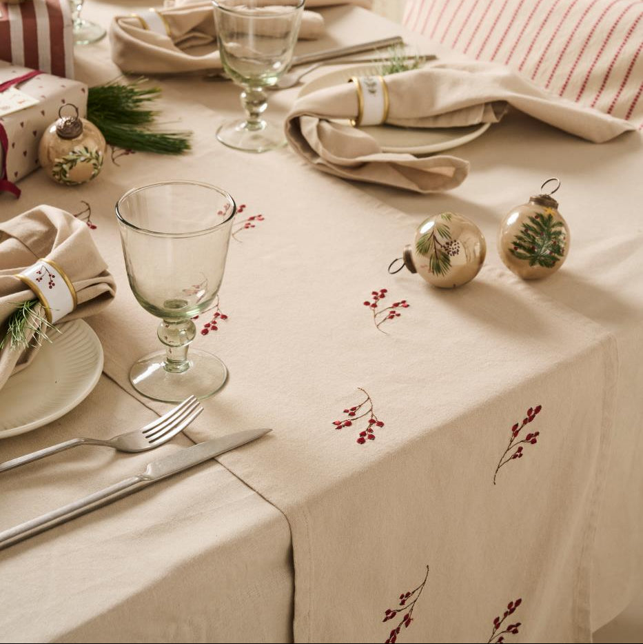 Table Runner with Winter Berry Motifs 160cm
