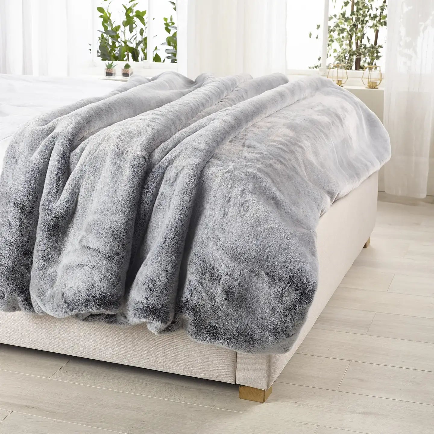 Alaska Fox Faux Fur Throw - Size Choice | Annie Mo's