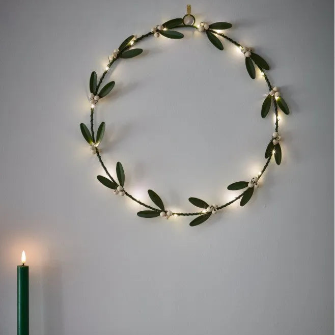 Mistletoe Wreath 16 warm white LEDs - Battery Operated