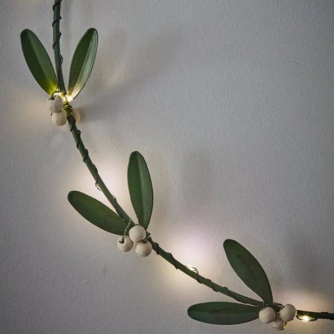 Mistletoe Wreath 16 warm white LEDs - Battery Operated