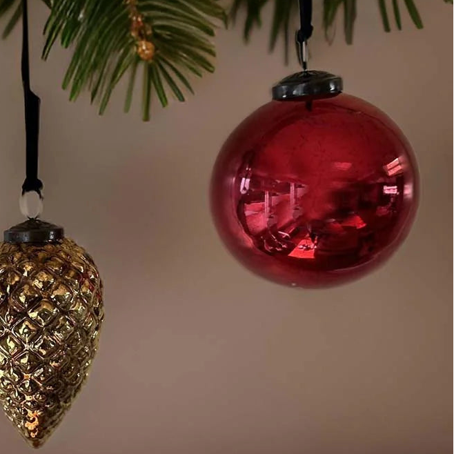 Antiqued Red Bauble 10cm | Annie Mo's B