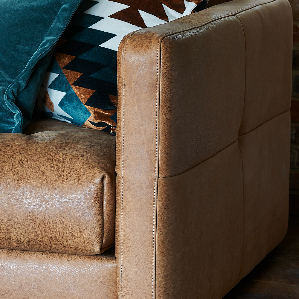 Tod Three Seat with One Arm RH | Leathers