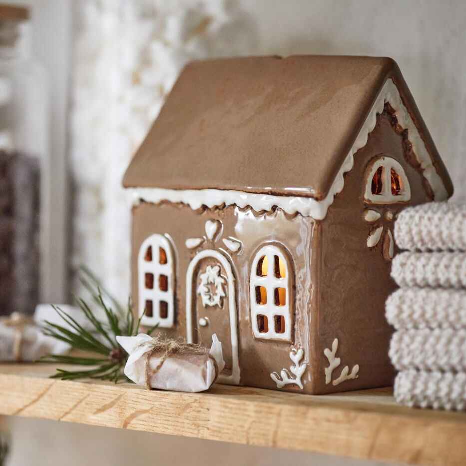 Gingerbread Ceramic House with Wreath on Front Door 14cm | Annie Mo's
