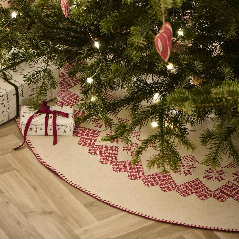 Christmas Tree Rug Natural with Red Pattern and Border Stitching 120cm | Annie Mo's