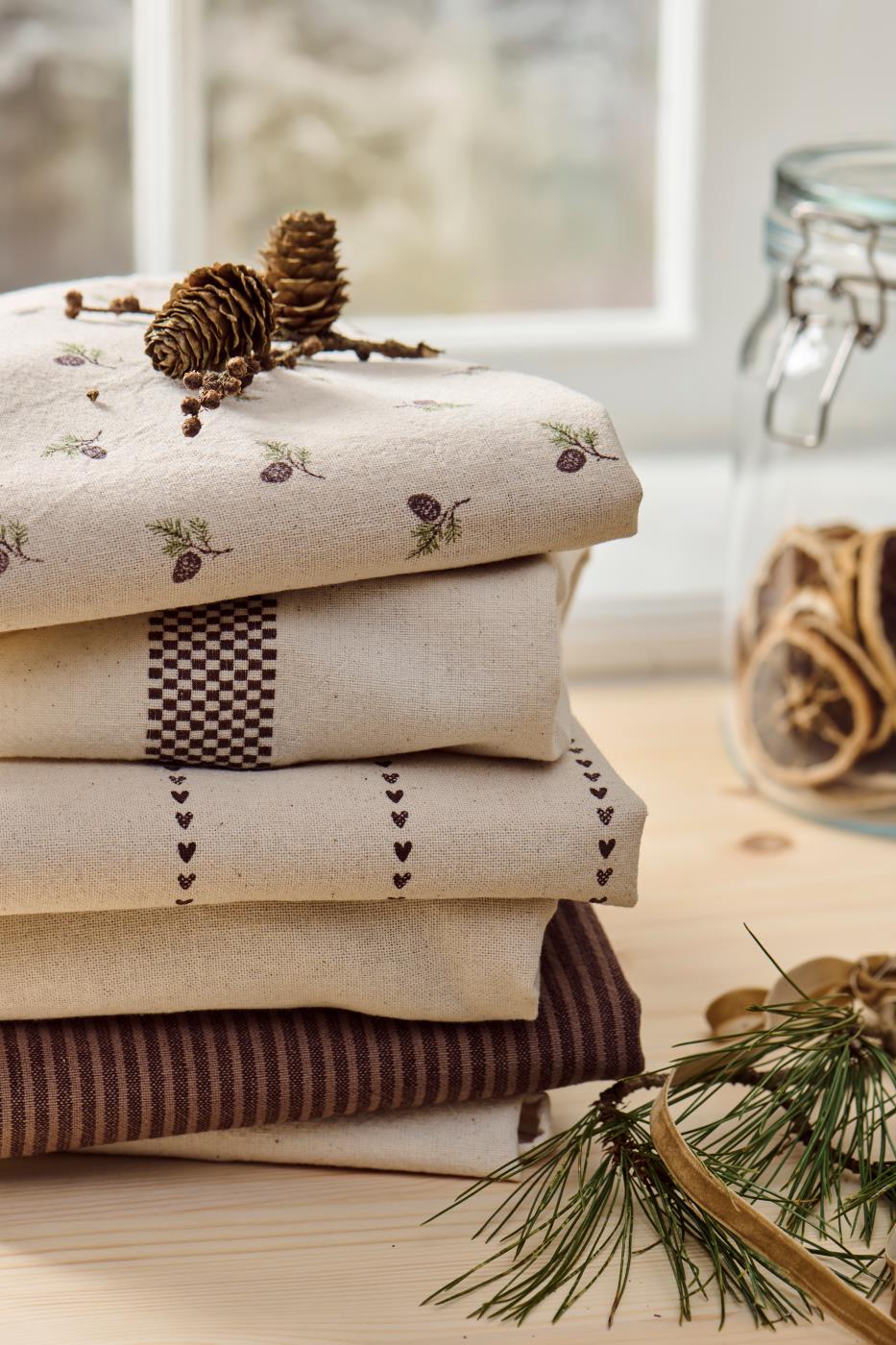 Tea Towel Ester Natural with Cones on Twigs-B