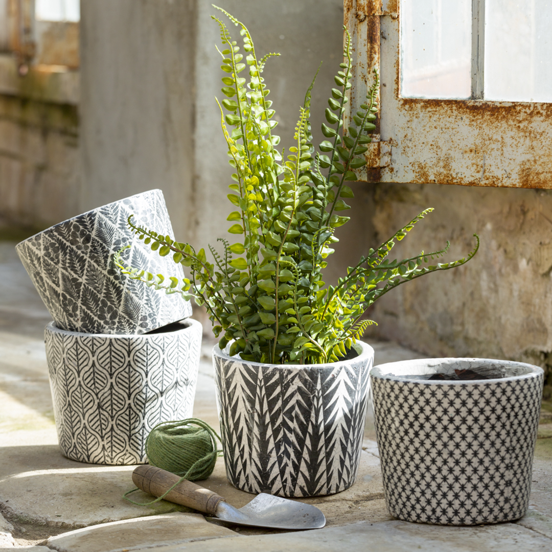 Large Dutch Style Plant Pots  20x16cm Black | Annie Mo's